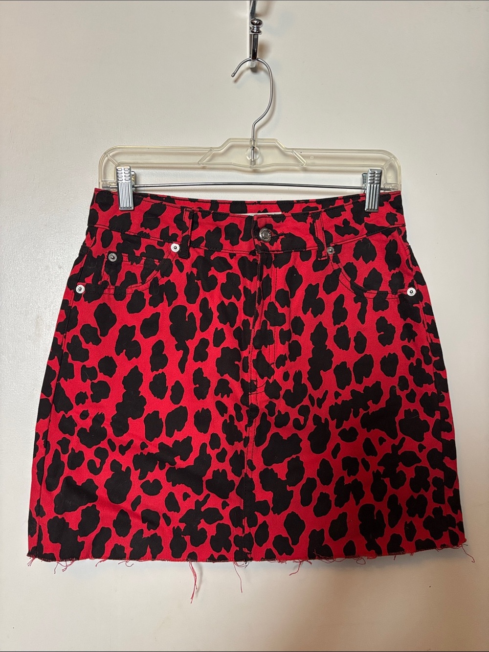 Topshop - red leopard print denim mini skirt with raw hem (size 6)